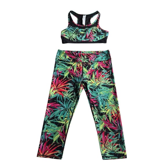 Fabletics 2pc Set Tropez Bra Salar Capri Black Size Large Tropical NWOT athletic - Picture 1 of 7